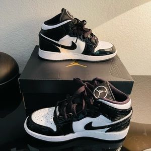 KIDS Air Jordan 1 MID SE (Grade School)